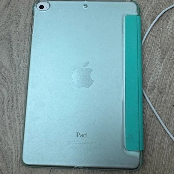 Apple iPad Mini 4 with charger and green folio case included. - Picture 3 of 5